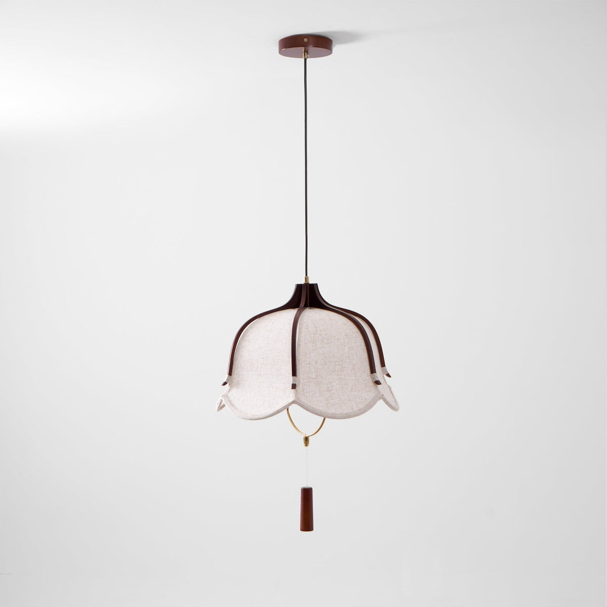 Lámpara colgante de tela y madera Floriela – vista lateral de la pantalla ondulada