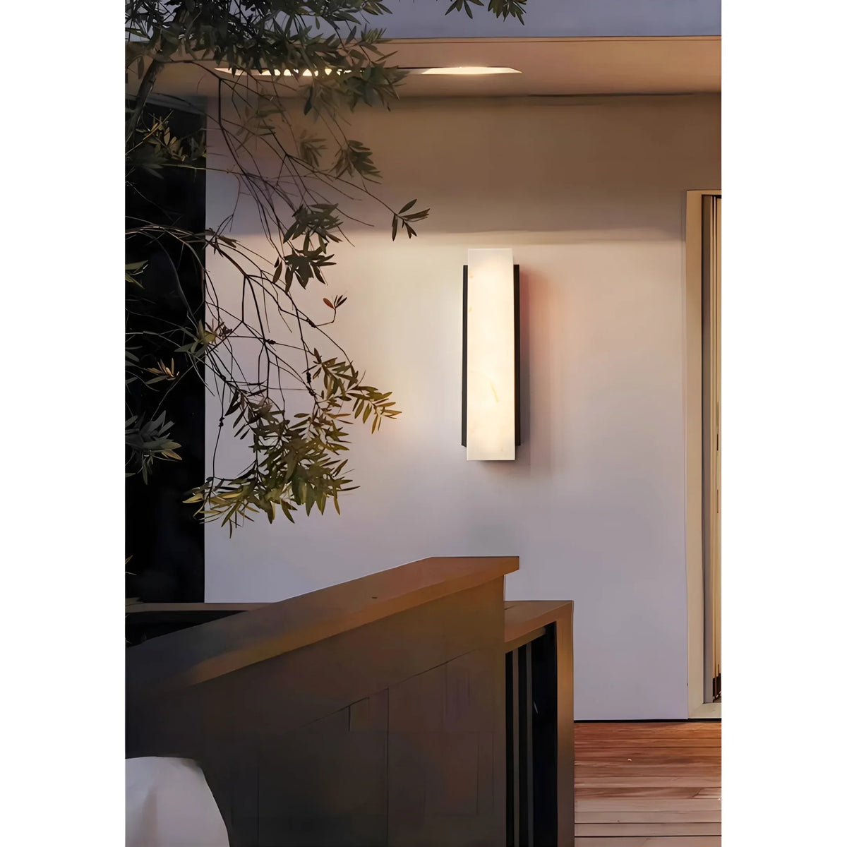 Aplique de pared exterior Odalba – en un jardín al atardecer