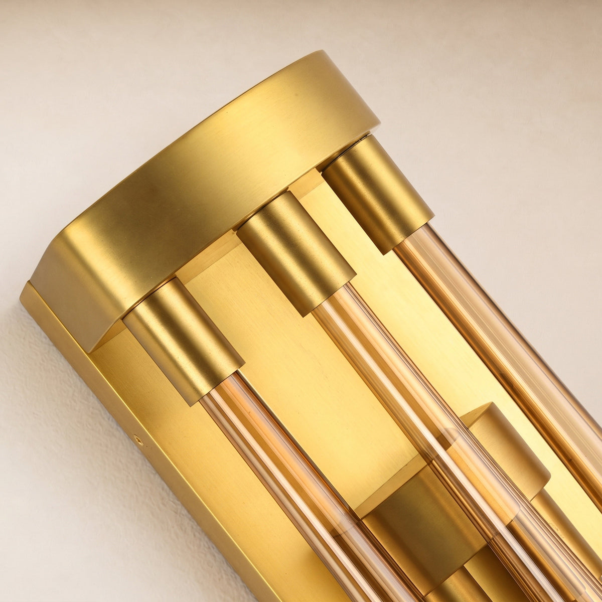 Aplique de pared Yambera con lágrimas de cristal ámbar – detalle del remate dorado superior