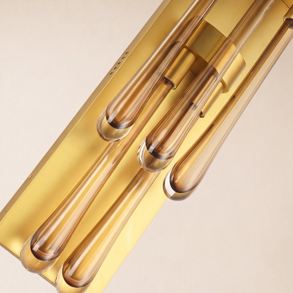 Aplique de pared Yambera con lágrimas de cristal ámbar – detalle de las gotas de cristal