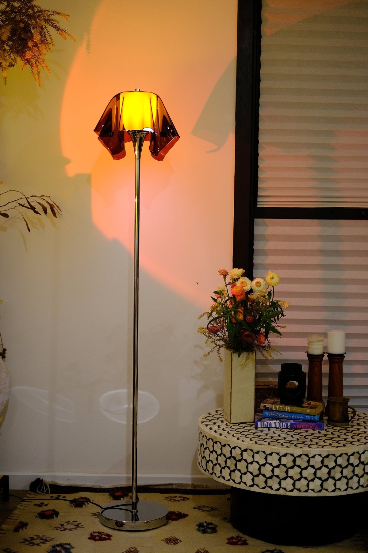 Lámpara de pie retro Gasuela en un salón cálido – imagen 4