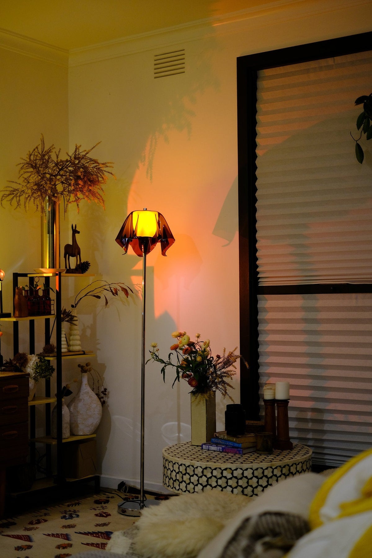 Lámpara de pie retro Gasuela en un salón cálido – imagen 9