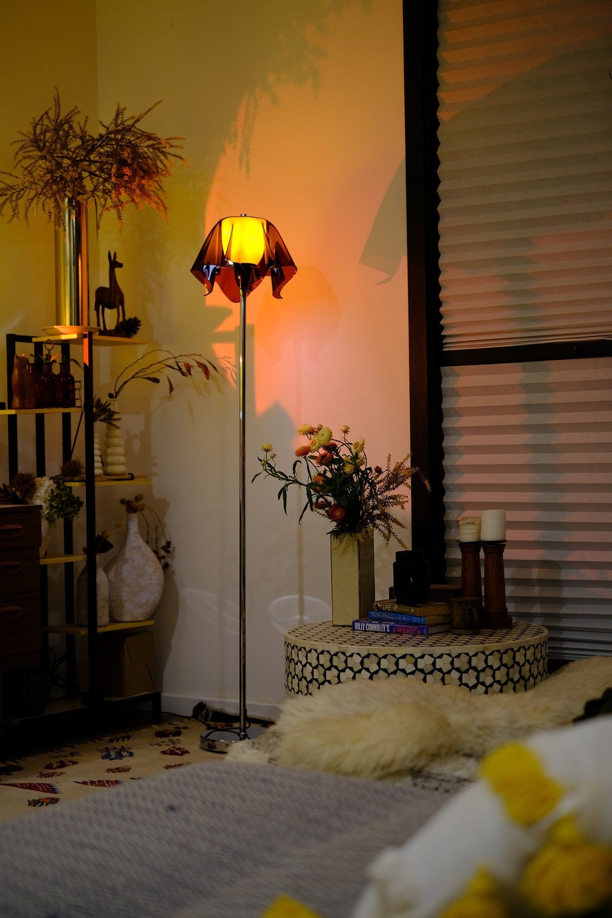 Lámpara de pie retro Gasuela en un salón cálido – imagen 10