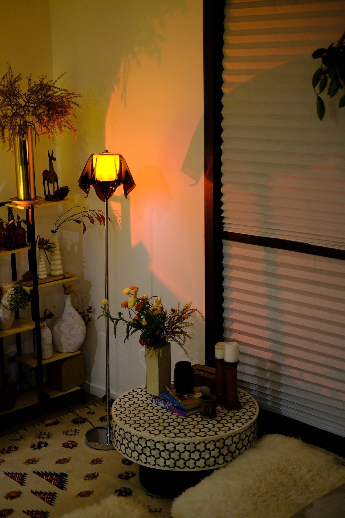 Lámpara de pie retro Gasuela en un salón cálido – imagen 11