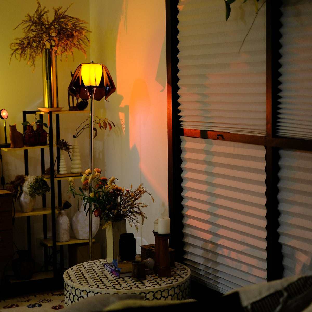 Lámpara de pie retro Gasuela en un salón cálido – imagen 13