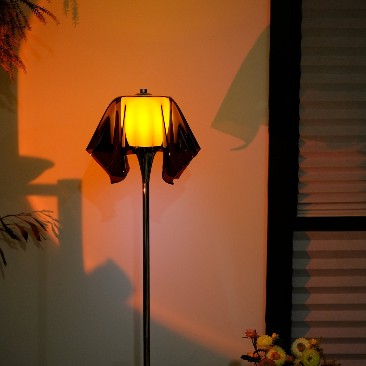 Lámpara de pie retro Gasuela en un salón cálido – imagen 12