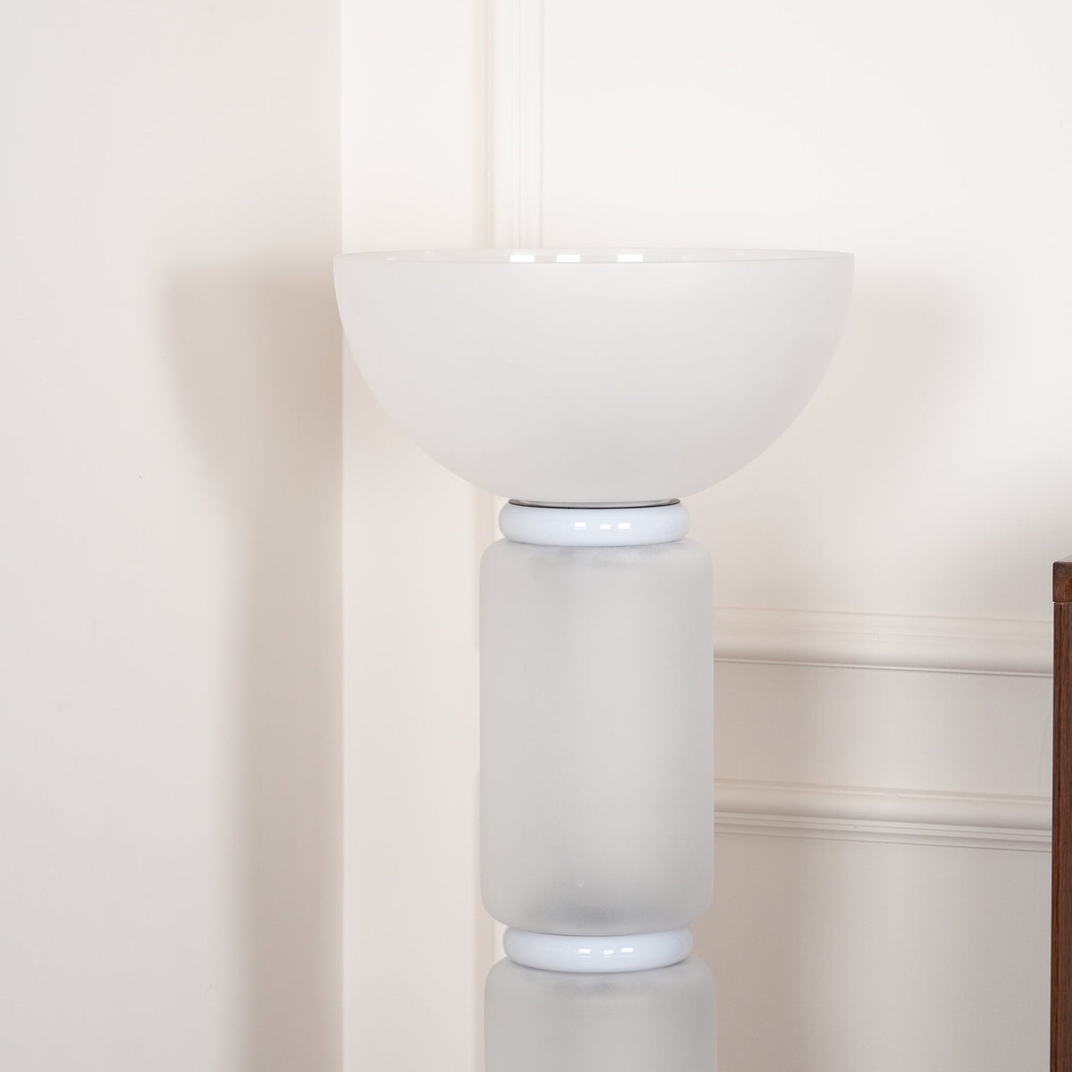 Lámpara de pie columna de cristal Vitrona en un salón clásico – imagen 13