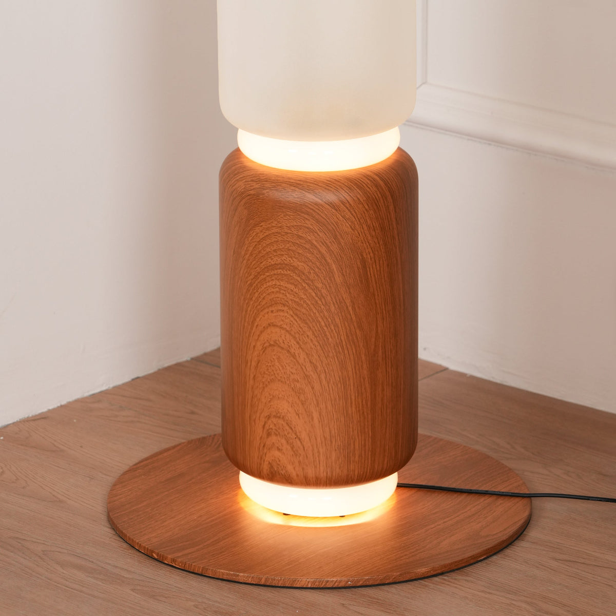Lámpara de pie columna de cristal Vitrona en un salón clásico – imagen 15