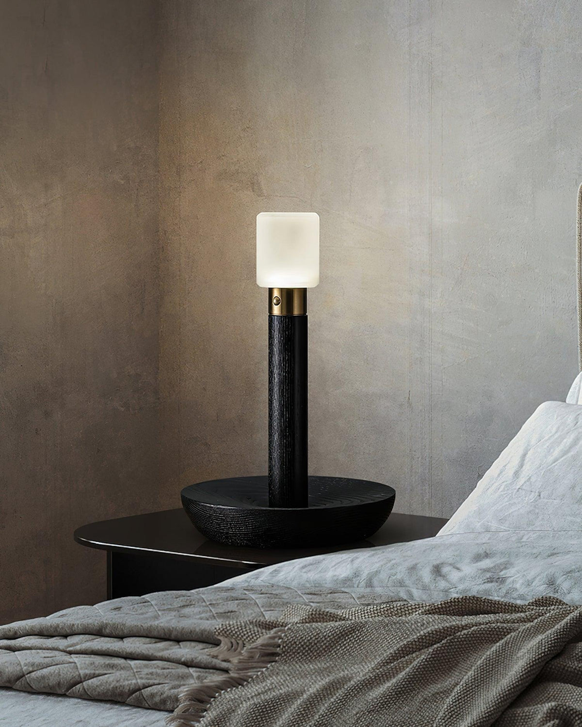 Lámpara de mesa recargable de madera Antora en un dormitorio sereno – imagen 12