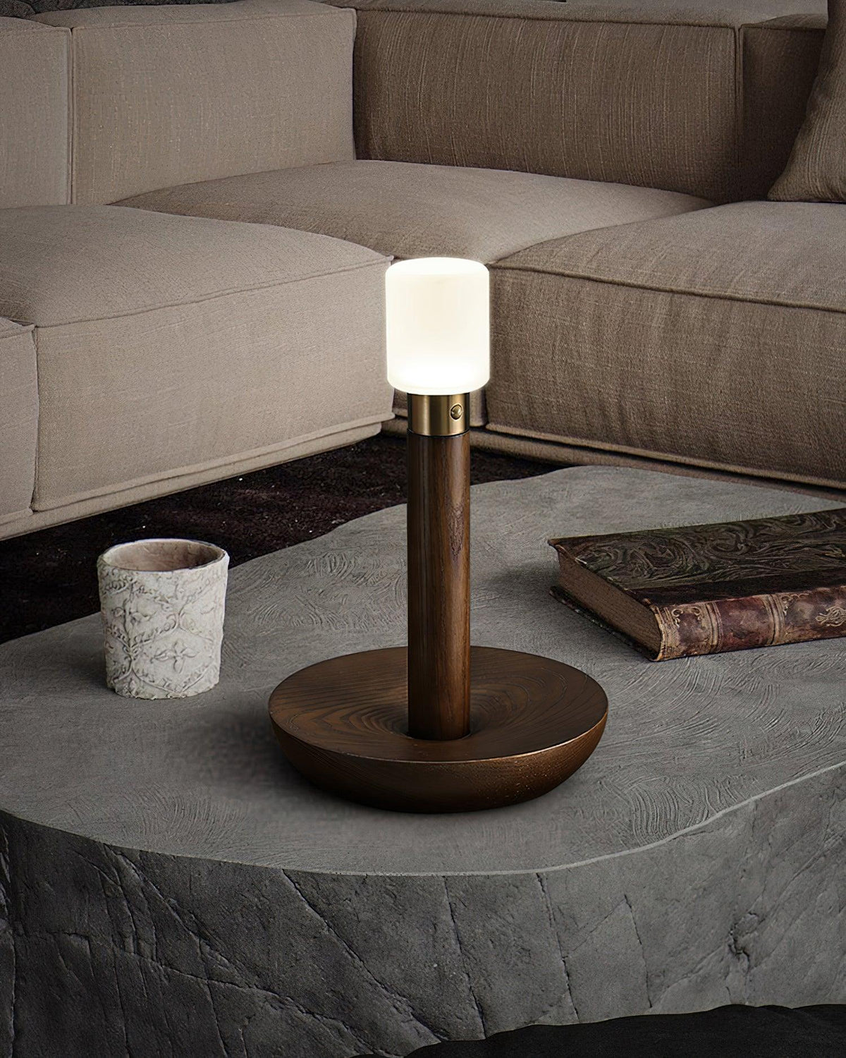 Lámpara de mesa recargable de madera Antora en un dormitorio sereno – imagen 13