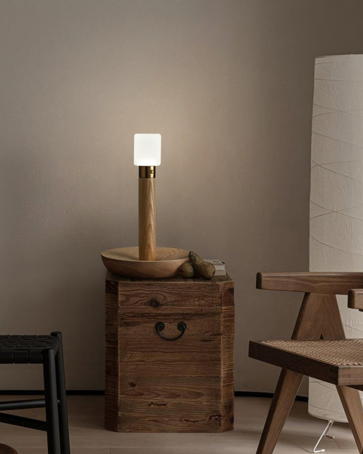 Lámpara de mesa recargable de madera Antora en un dormitorio sereno – imagen 15