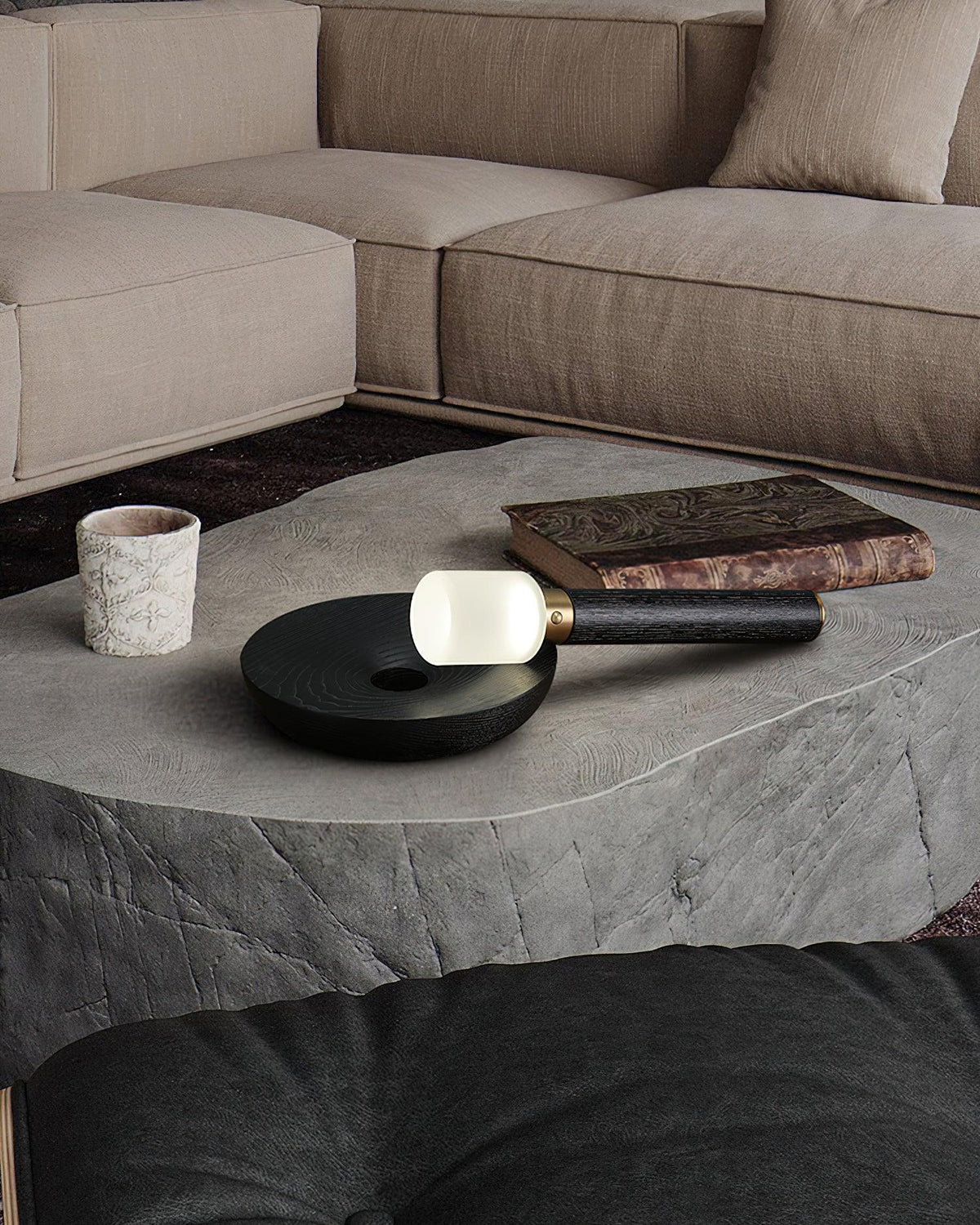 Lámpara de mesa recargable de madera Antora en un dormitorio sereno – imagen 18