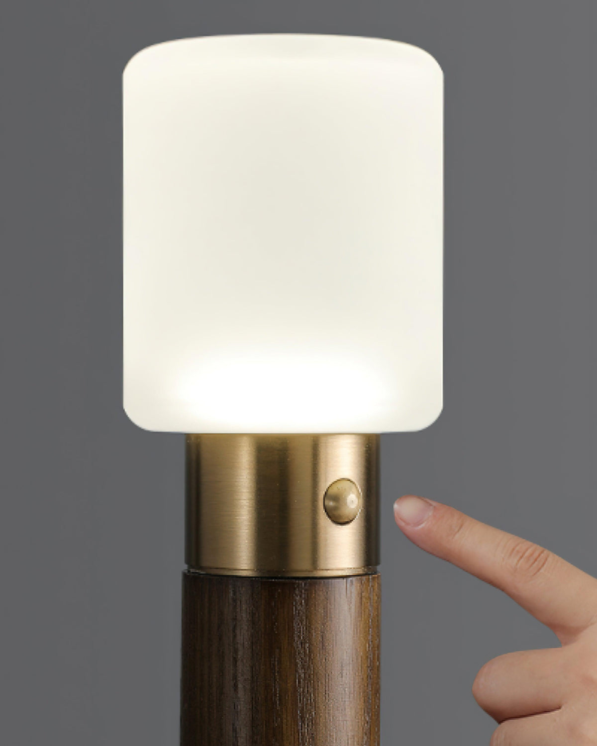 Lámpara de mesa recargable de madera Antora en un dormitorio sereno – imagen 20