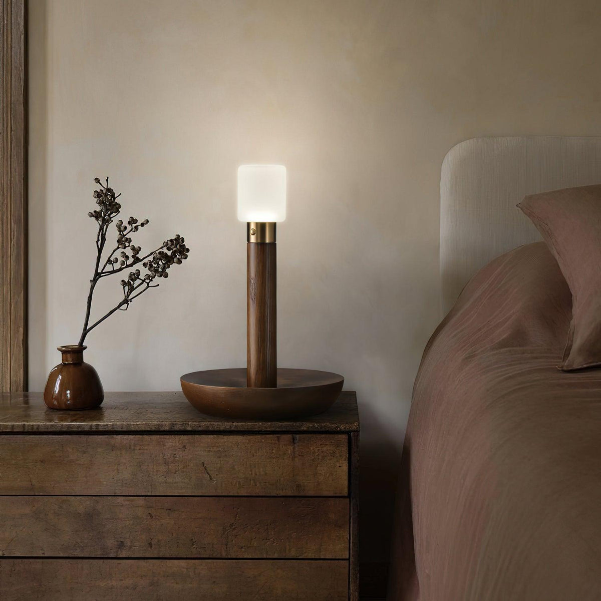 Lámpara de mesa recargable de madera Antora en un dormitorio sereno – imagen 4