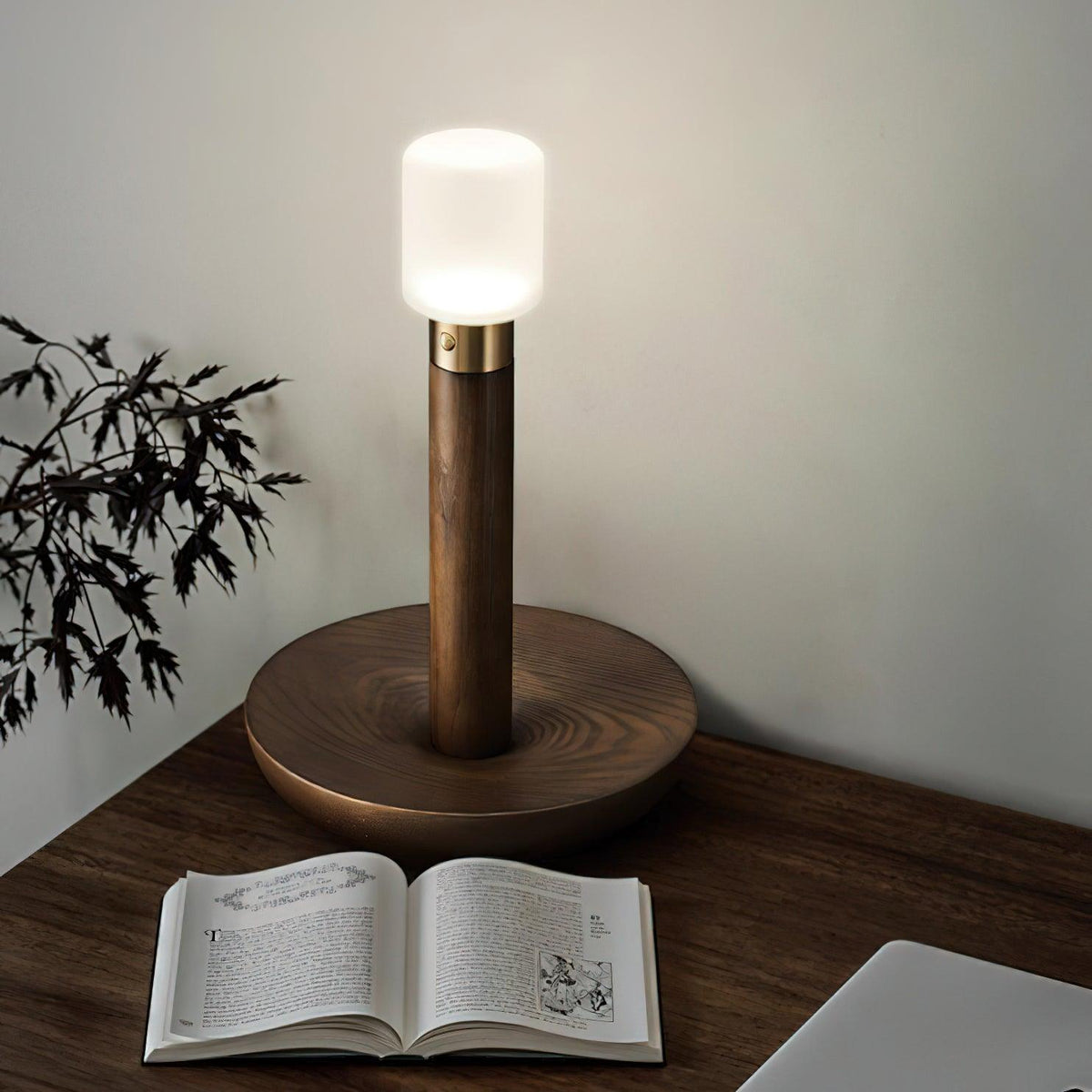 Lámpara de mesa recargable de madera Antora en un dormitorio sereno – imagen 5