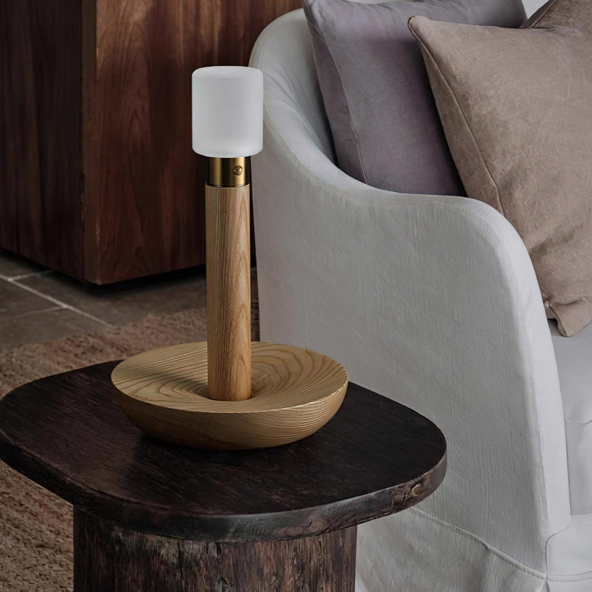 Lámpara de mesa recargable de madera Antora en un dormitorio sereno – imagen 6