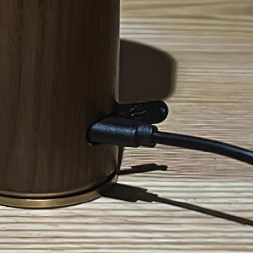 Lámpara de mesa recargable de madera Antora en un dormitorio sereno – imagen 21