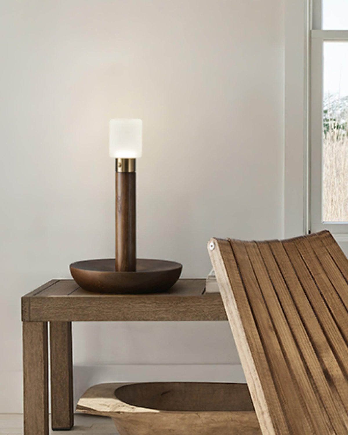 Lámpara de mesa recargable de madera Antora en un dormitorio sereno – imagen 9