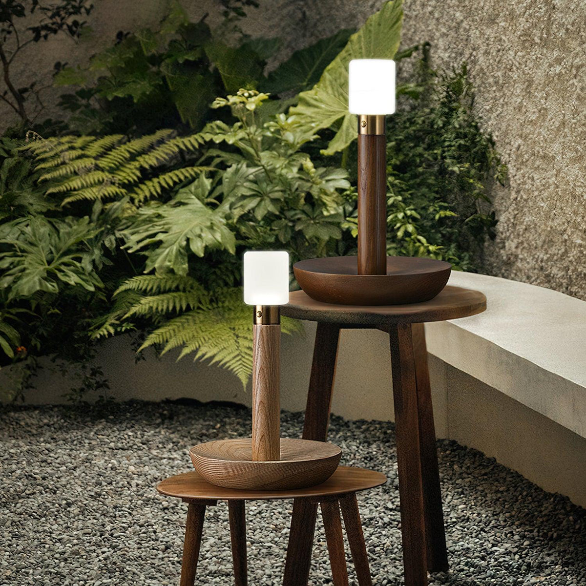 Lámpara de mesa recargable de madera Antora en un dormitorio sereno – imagen 8