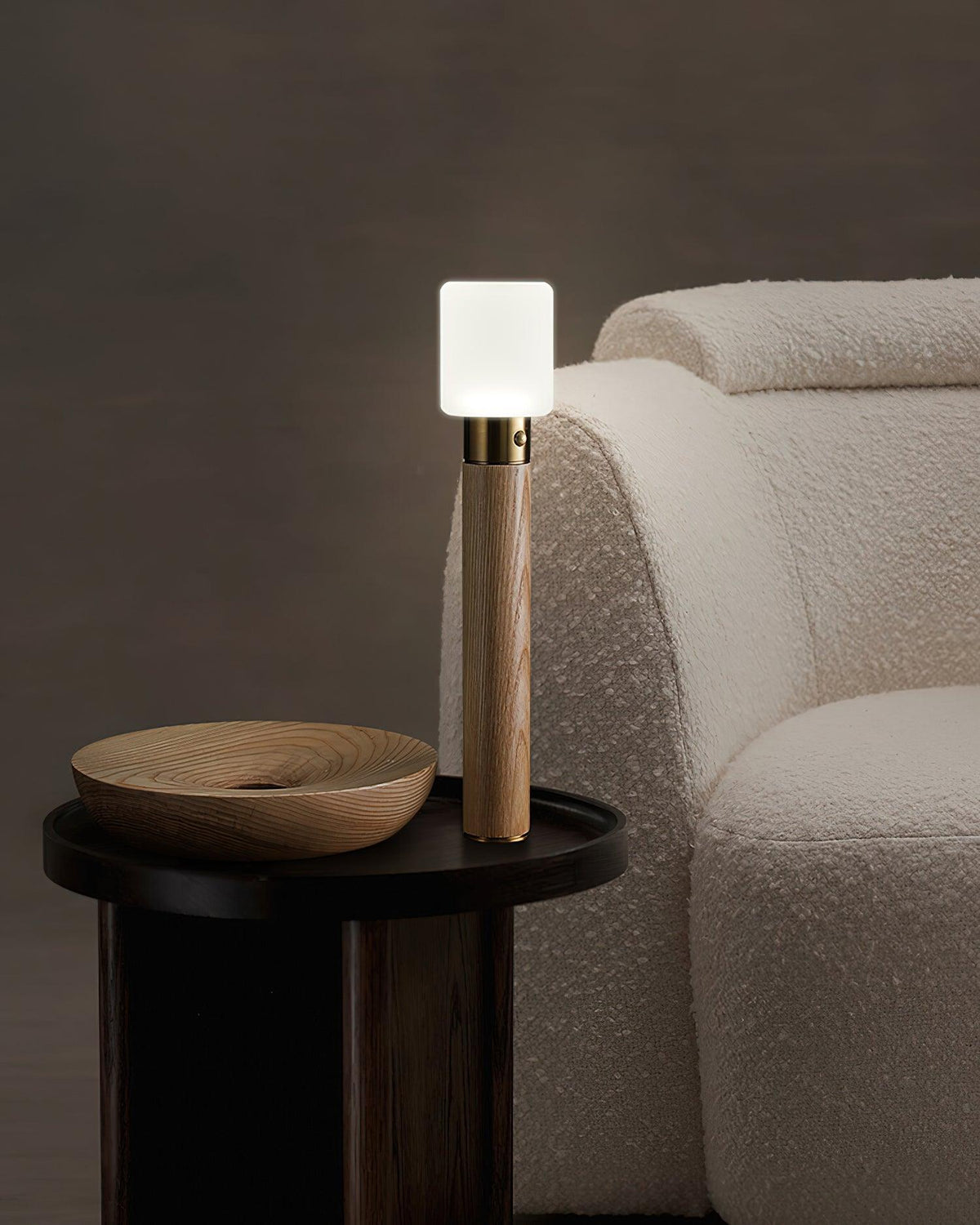 Lámpara de mesa recargable de madera Antora en un dormitorio sereno – imagen 11