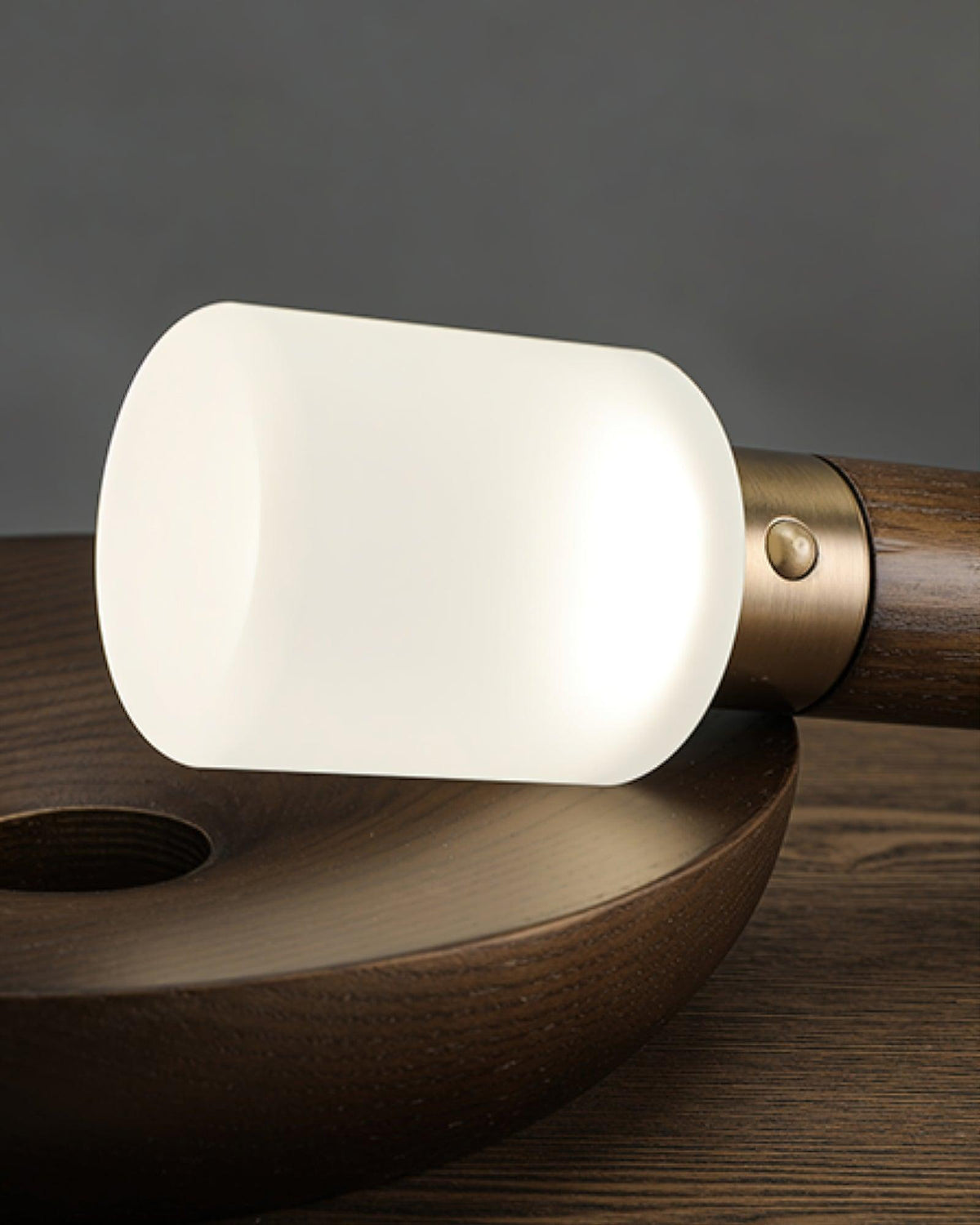 Lámpara de mesa recargable de madera Antora en un dormitorio sereno – imagen 19