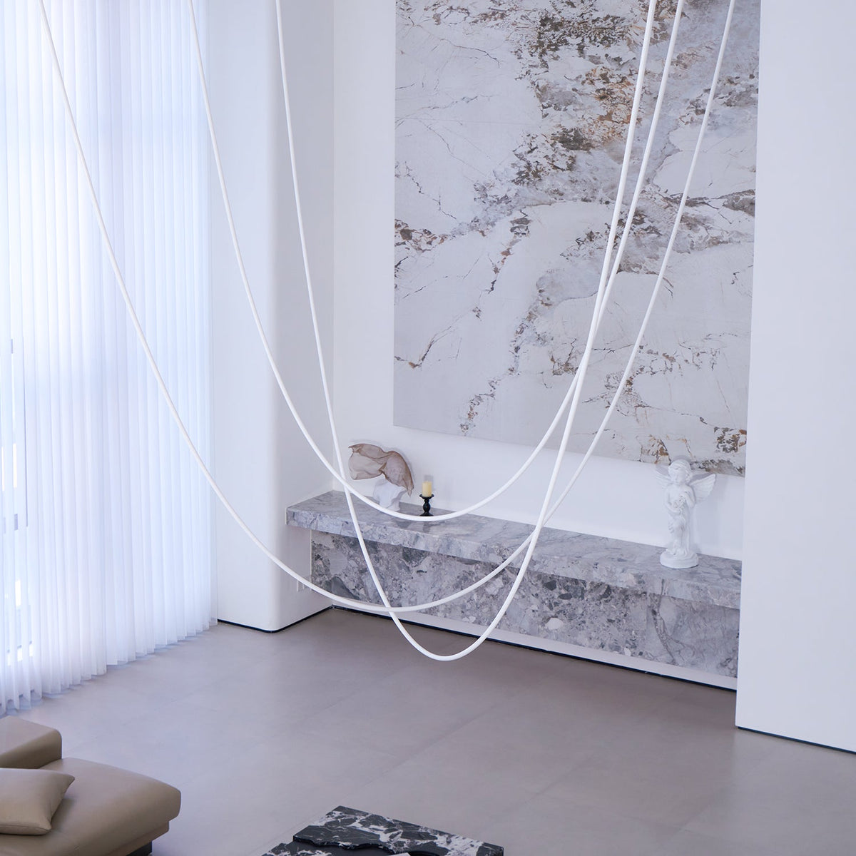Lámpara colgante LED flexible Hilvana en un salón de doble altura – imagen 13