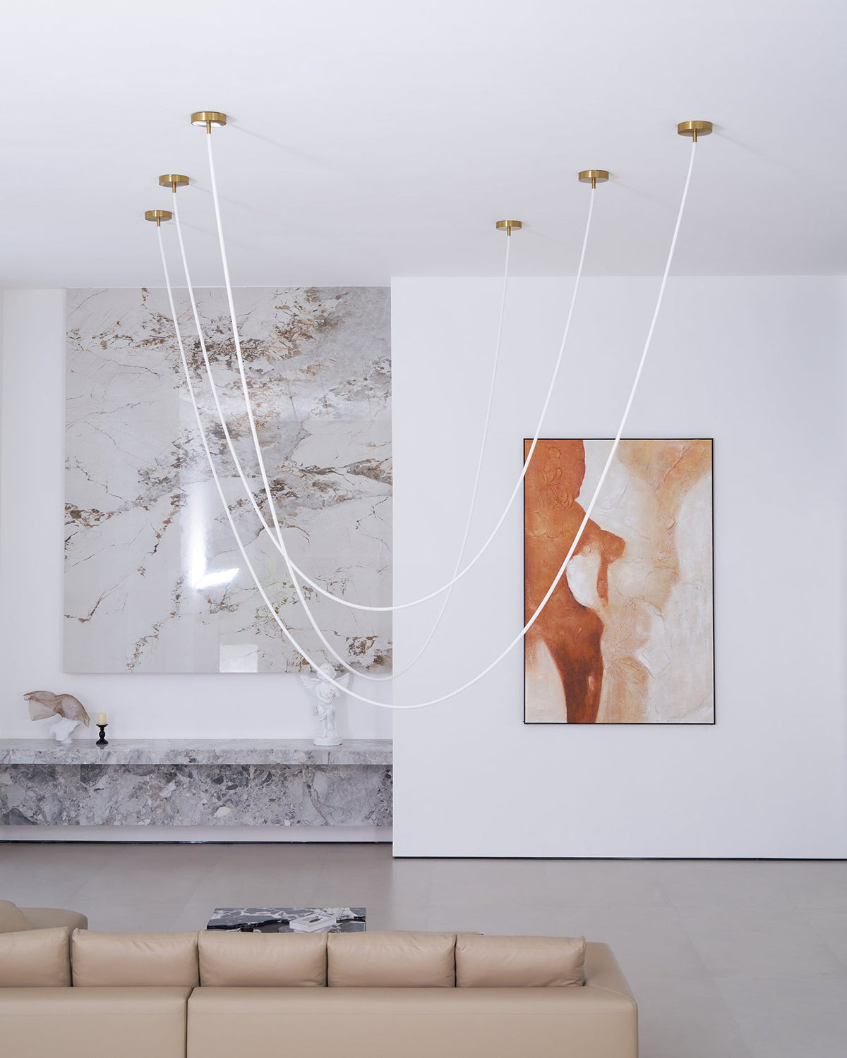 Lámpara colgante LED flexible Hilvana en un salón de doble altura – imagen 14