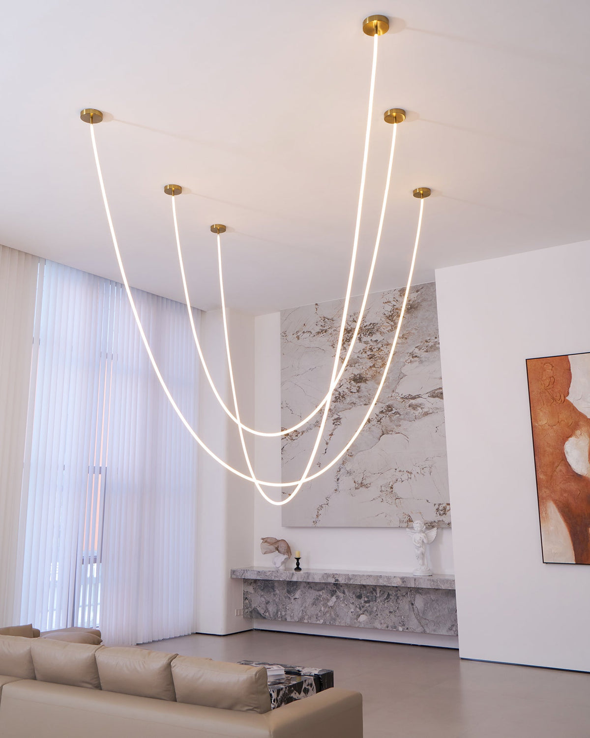 Lámpara colgante LED flexible Hilvana en un salón de doble altura – imagen 12