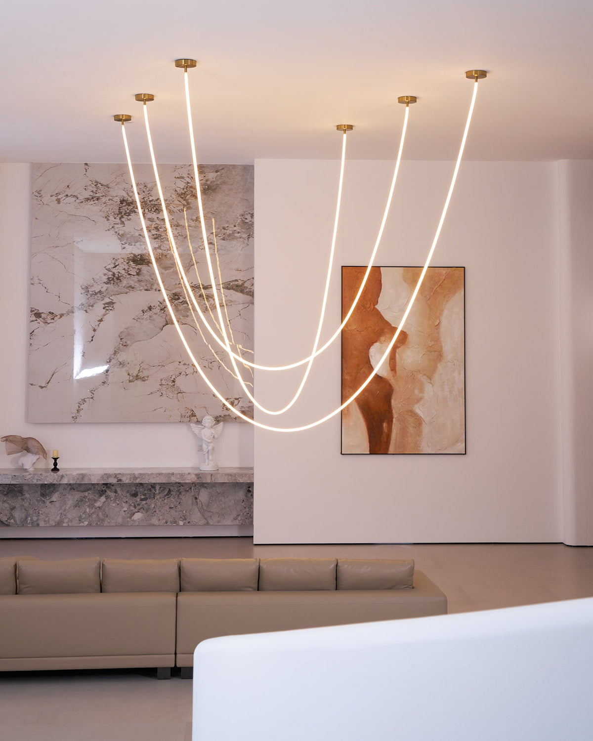 Lámpara colgante LED flexible Hilvana en un salón de doble altura – imagen 11
