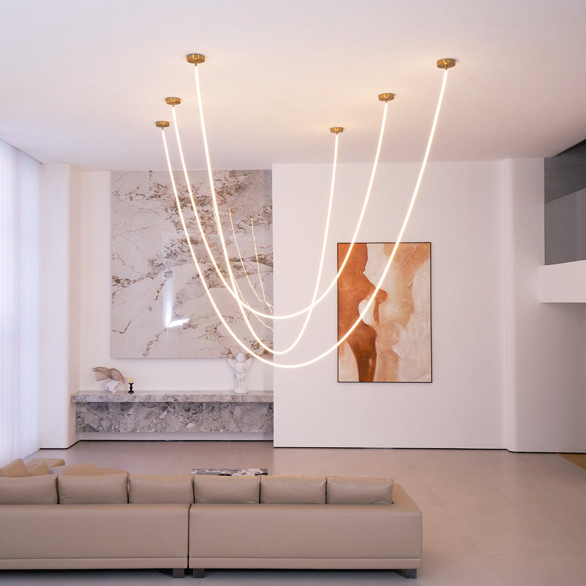 Lámpara colgante LED flexible Hilvana en un salón de doble altura – imagen 9