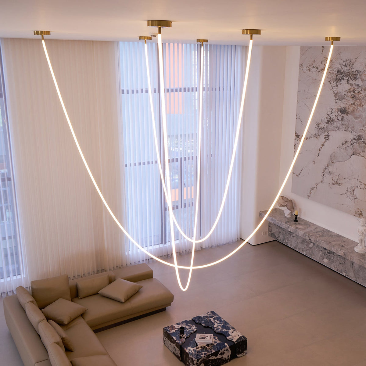 Lámpara colgante LED flexible Hilvana en un salón de doble altura – imagen 7