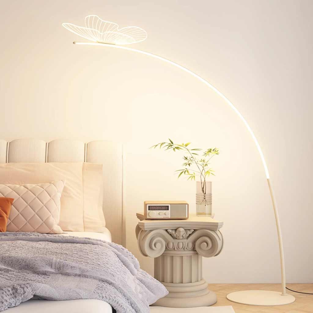 Lámpara de pie de arco con mariposa Sualeta – en un dormitorio