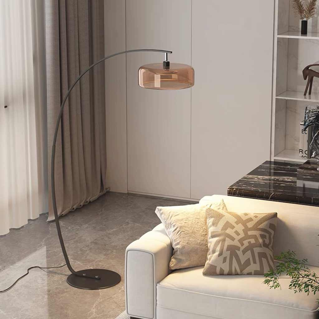 Lámpara de pie de arco Varmela – ámbar en un salón luminoso