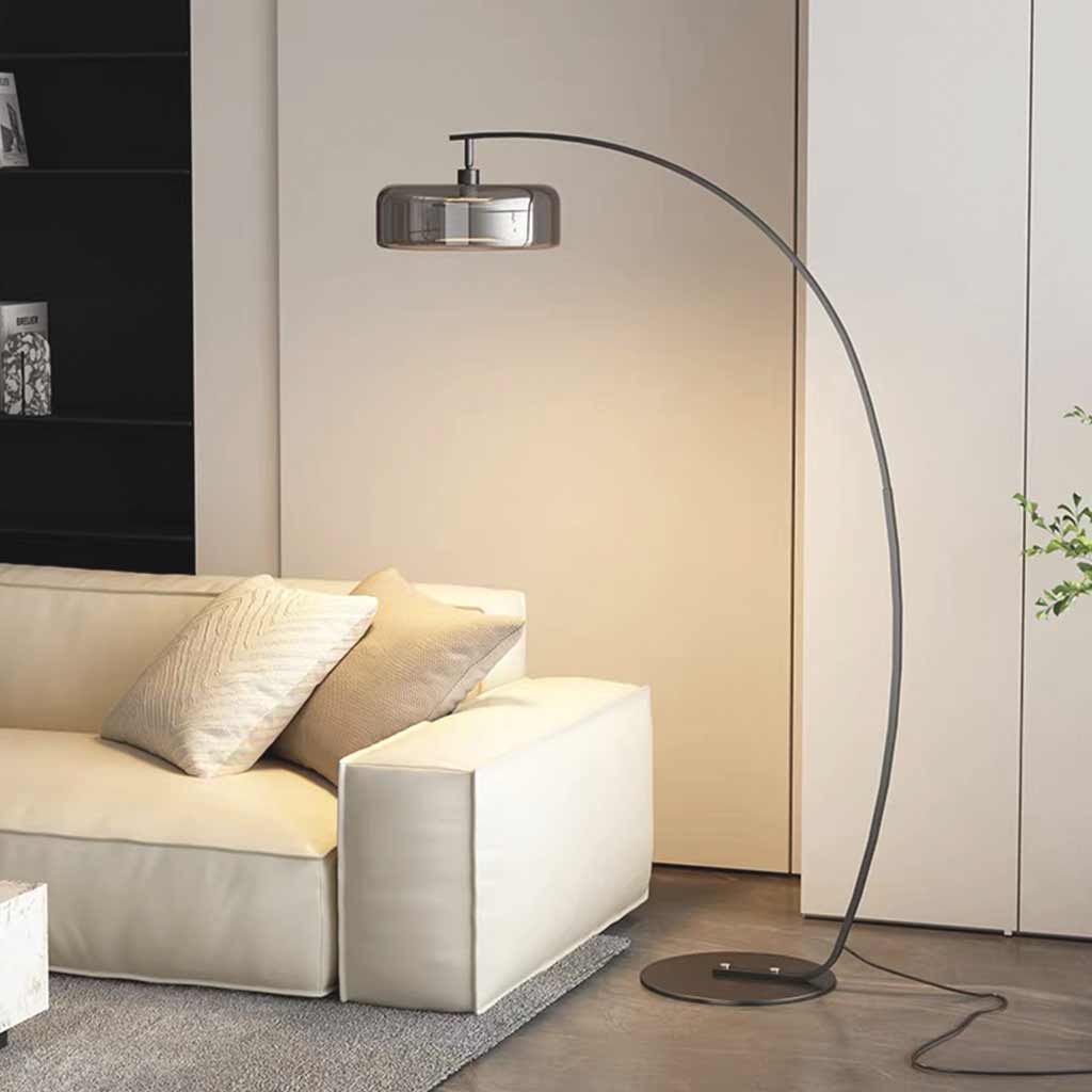 Lámpara de pie de arco Varmela – gris ahumado en un salón