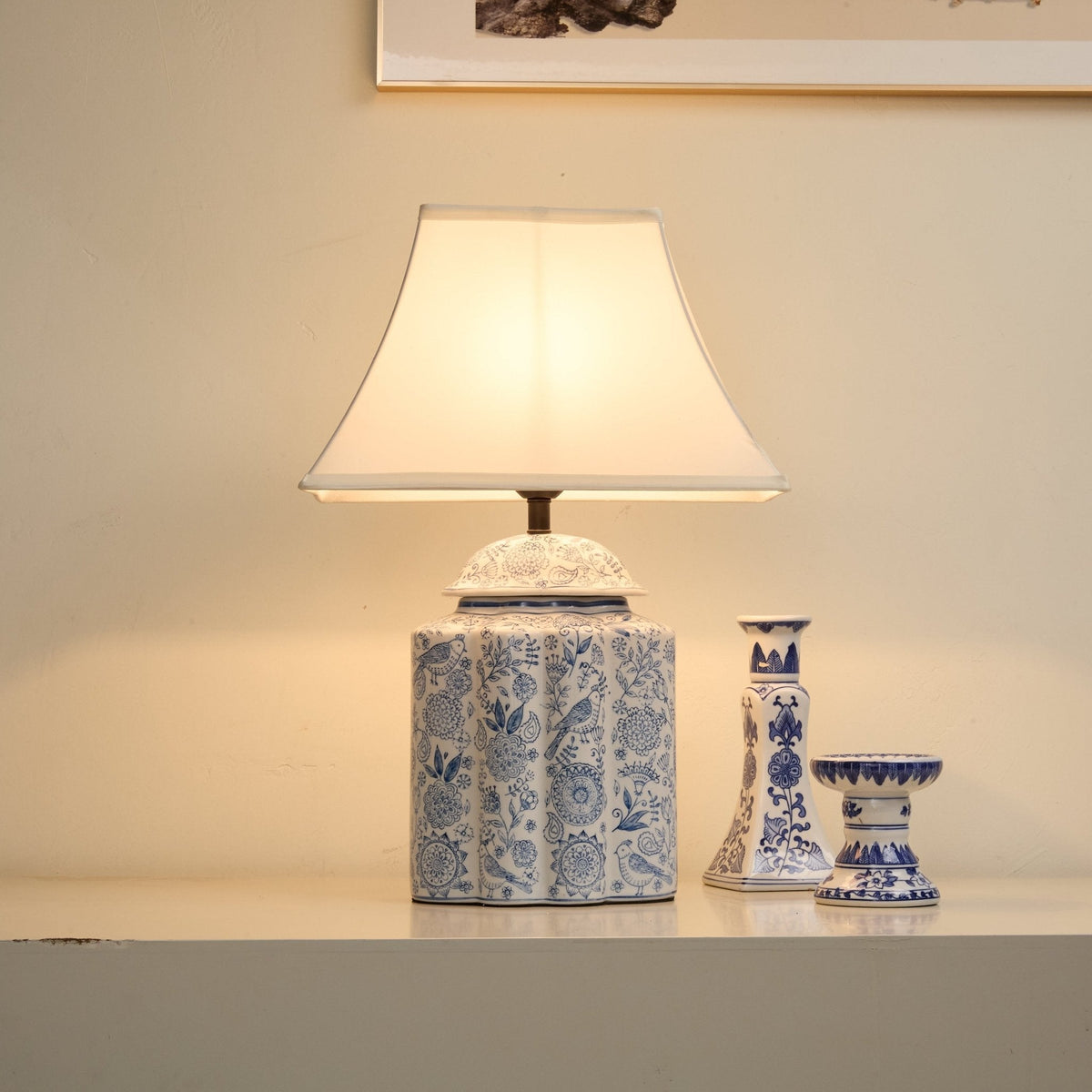 Lámpara de mesa de cerámica azul y blanca Cerulia sobre un aparador – imagen 9