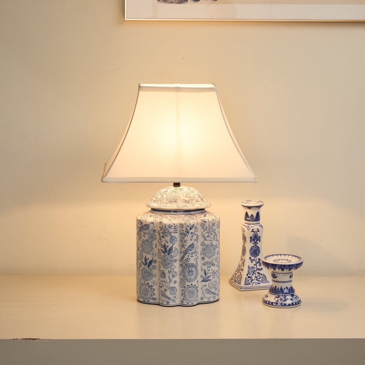 Lámpara de mesa de cerámica azul y blanca Cerulia sobre un aparador – imagen 10