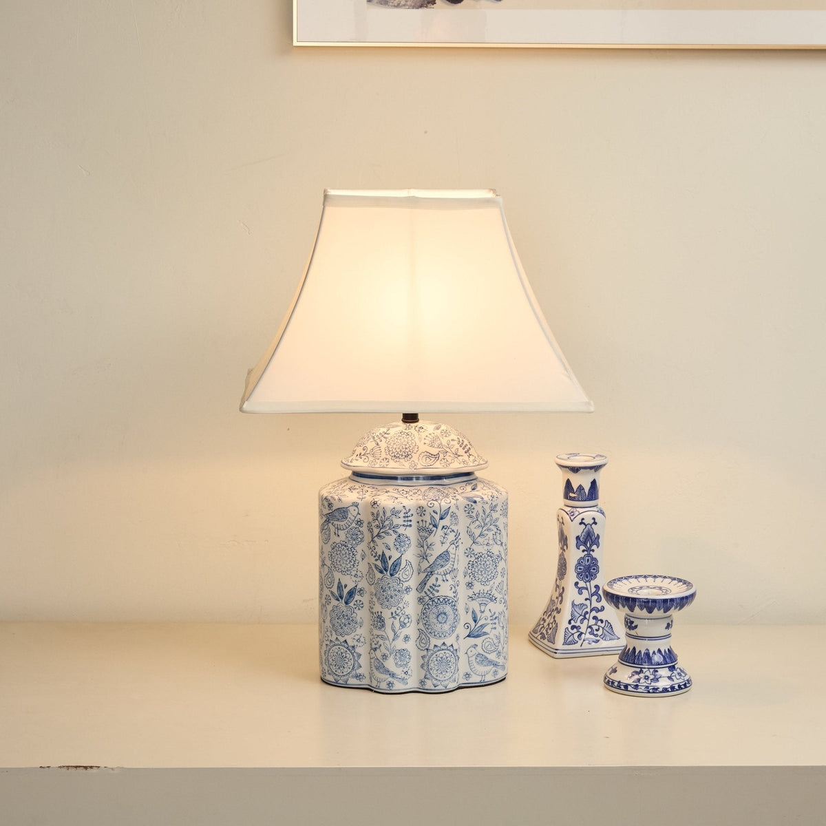 Lámpara de mesa de cerámica azul y blanca Cerulia sobre un aparador – imagen 11