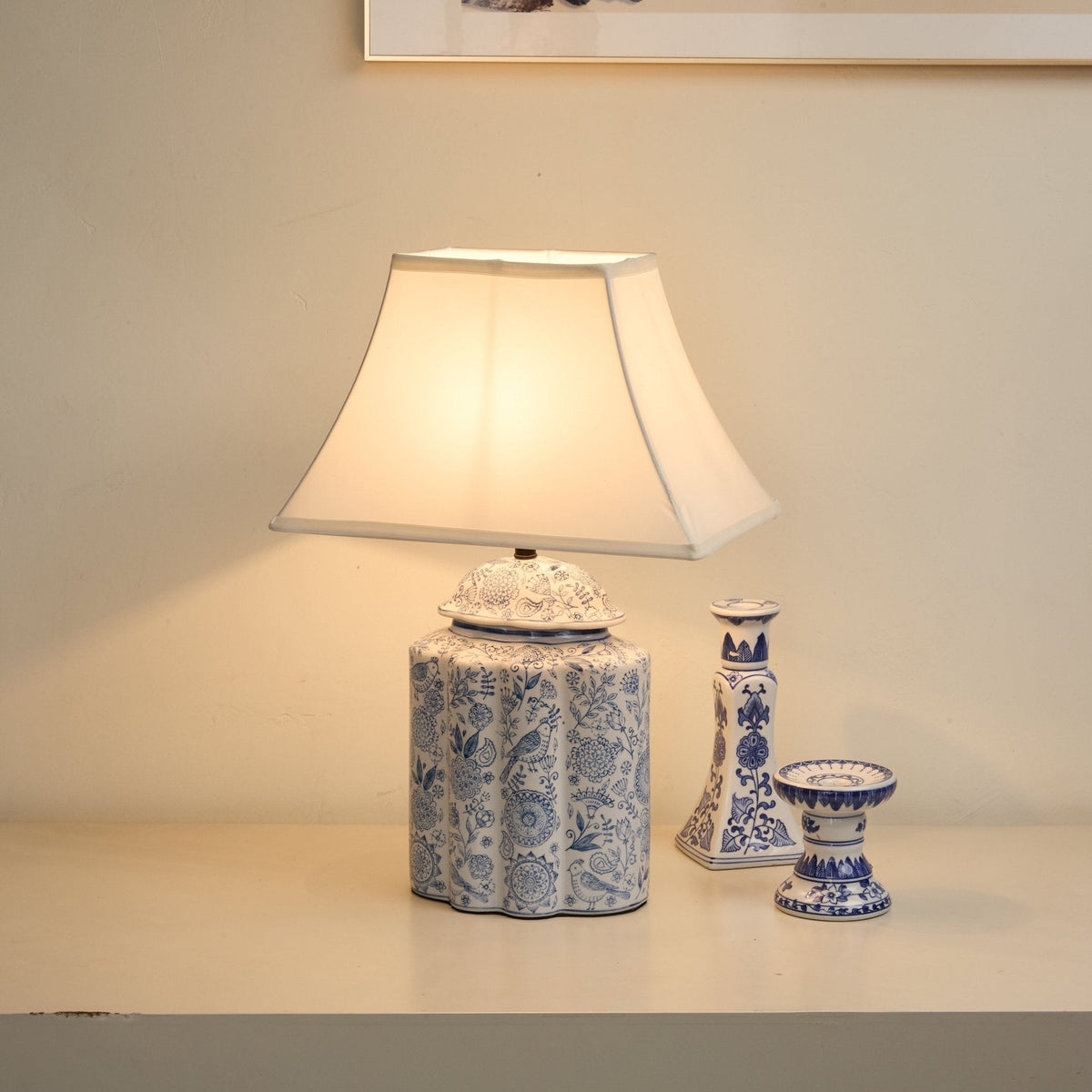 Lámpara de mesa de cerámica azul y blanca Cerulia sobre un aparador – imagen 4