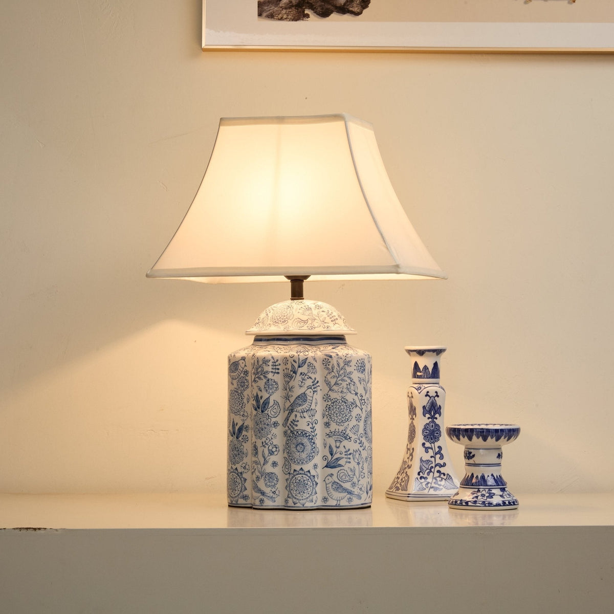Lámpara de mesa de cerámica azul y blanca Cerulia sobre un aparador – imagen 5