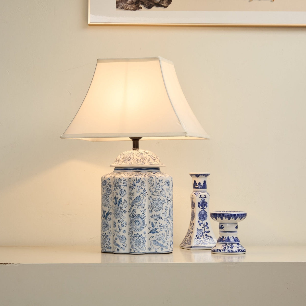 Lámpara de mesa de cerámica azul y blanca Cerulia – detalle de la base de cerámica con pájaros y flores
