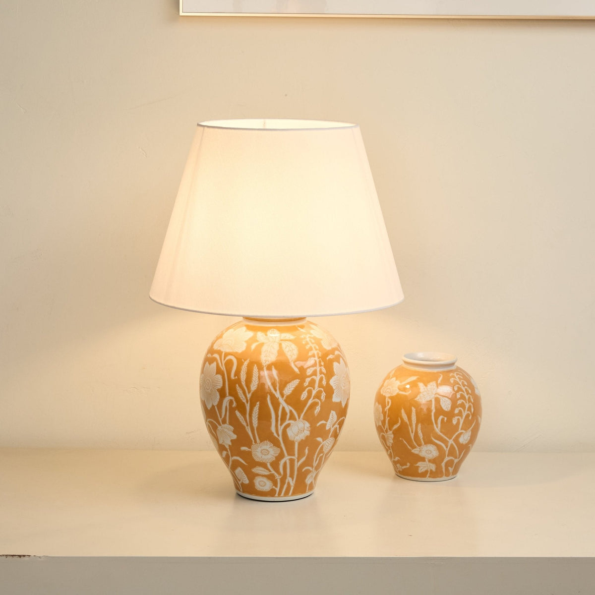 Lámpara de mesa de cerámica floral Vayelia sobre una consola junto a un jarrón – imagen 5