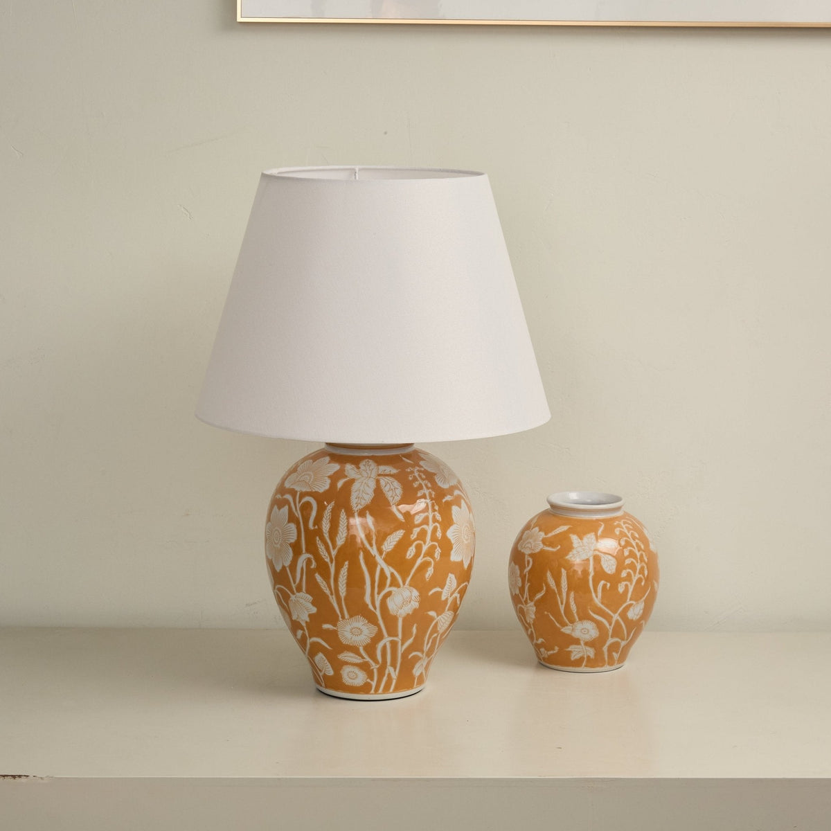 Lámpara de mesa de cerámica floral Vayelia sobre una consola junto a un jarrón – imagen 6