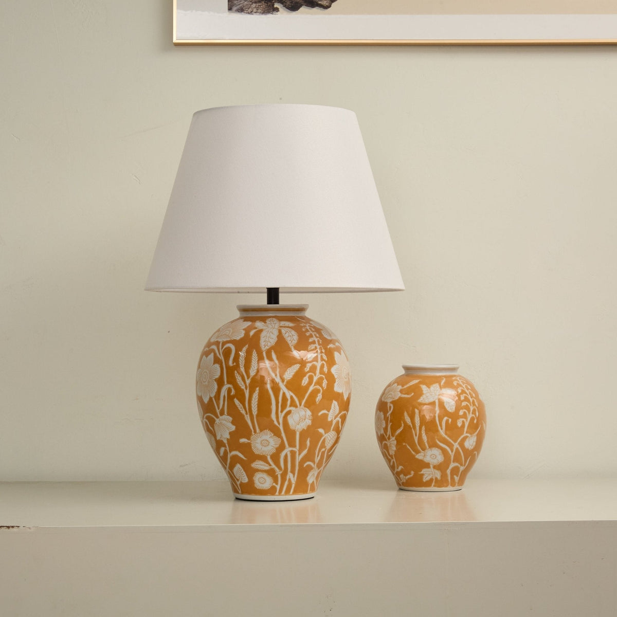 Lámpara de mesa de cerámica floral Vayelia – vista frontal encendida con luz cálida