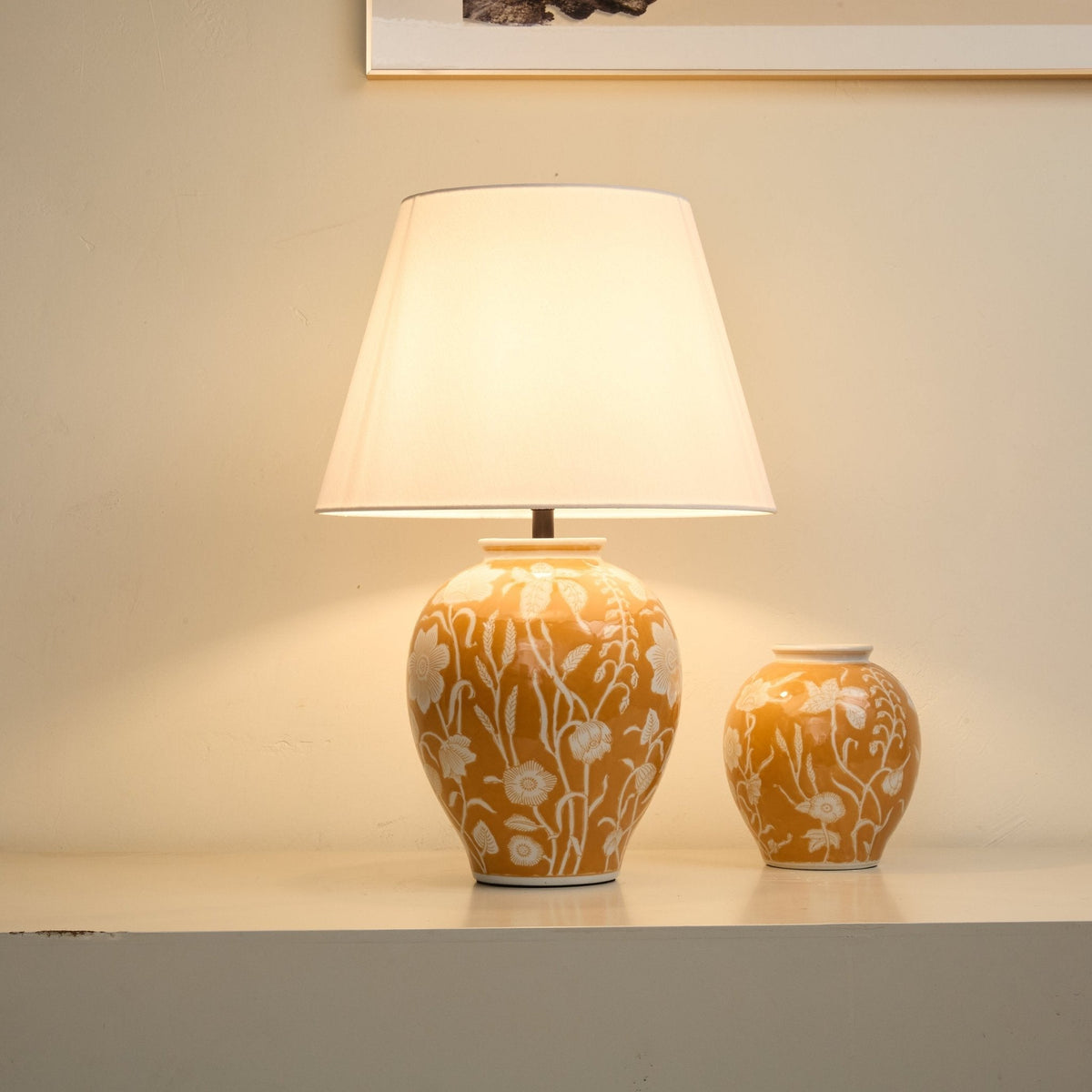 Lámpara de mesa de cerámica floral Vayelia sobre una consola junto a un jarrón – imagen 3