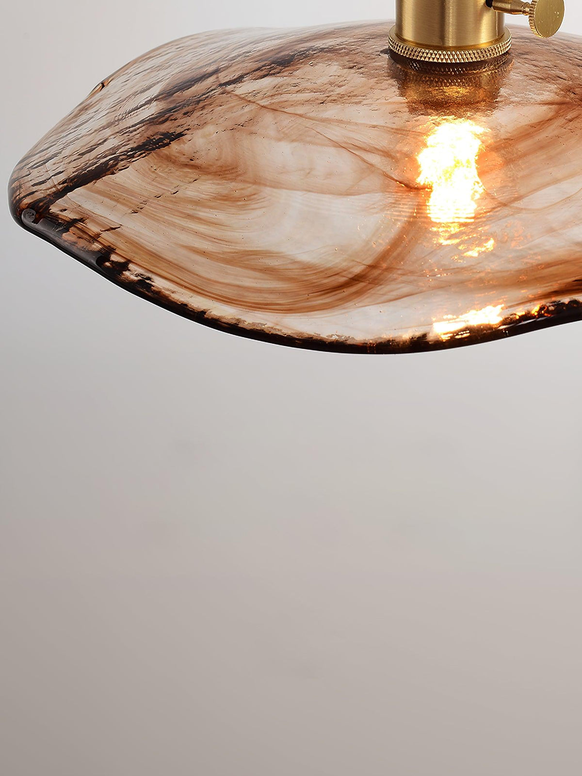 Lámpara colgante de cristal ámbar Ambreta – detalle del borde ondulado