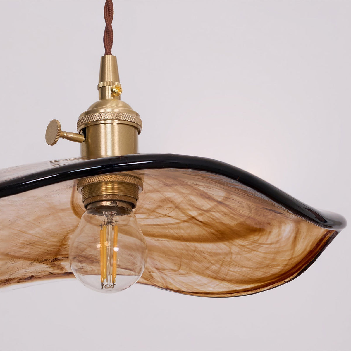 Lámpara colgante de cristal ámbar Ambreta – vista de cerca encendida