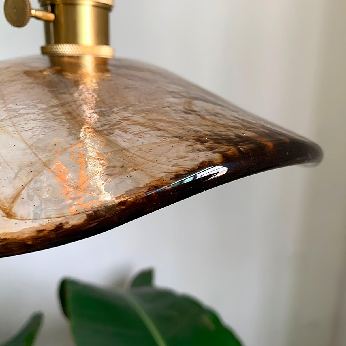 Lámpara colgante de cristal ámbar Ambreta – detalle de la pantalla de cristal
