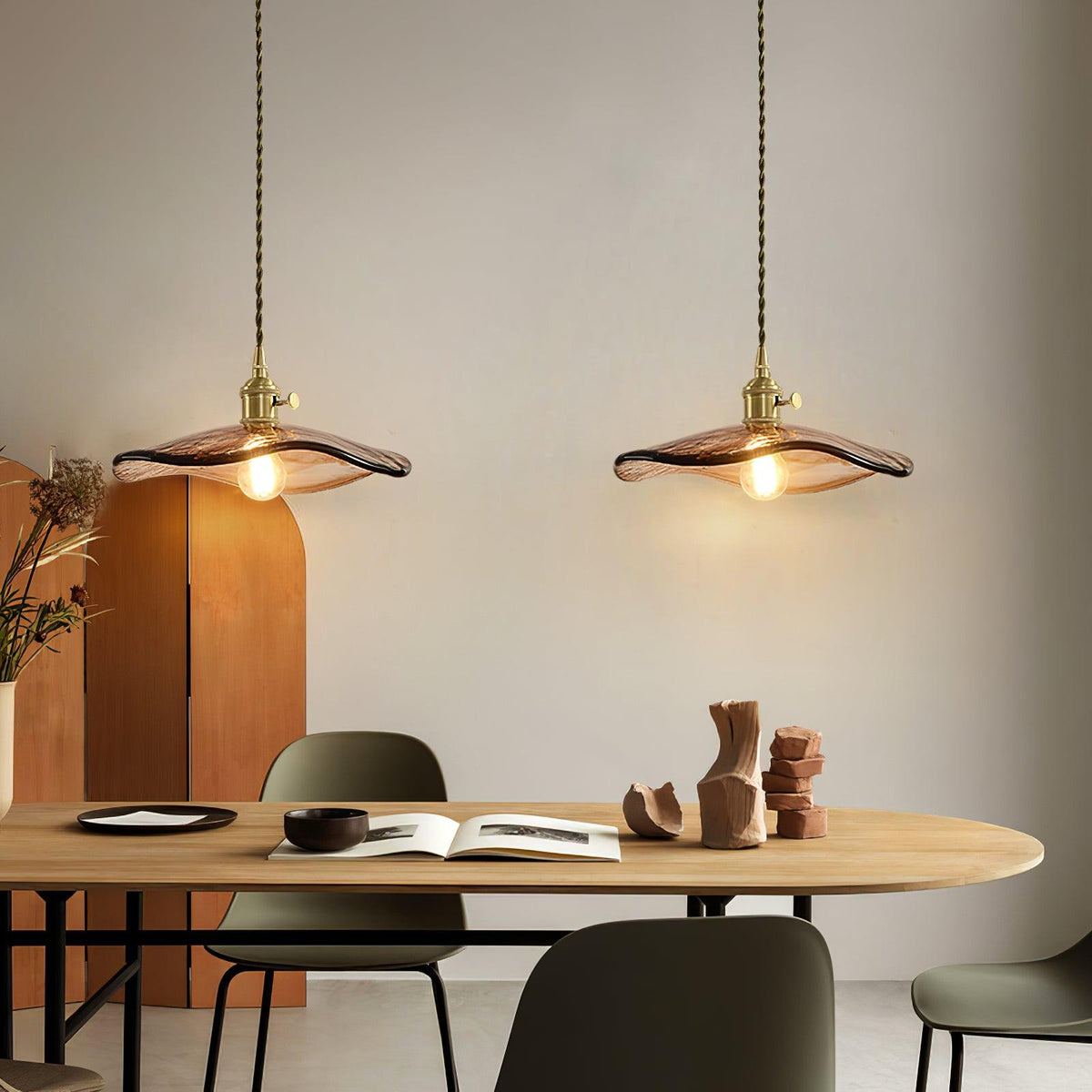 Lámpara colgante de cristal ámbar Ambreta – dos lámparas sobre una mesa de comedor