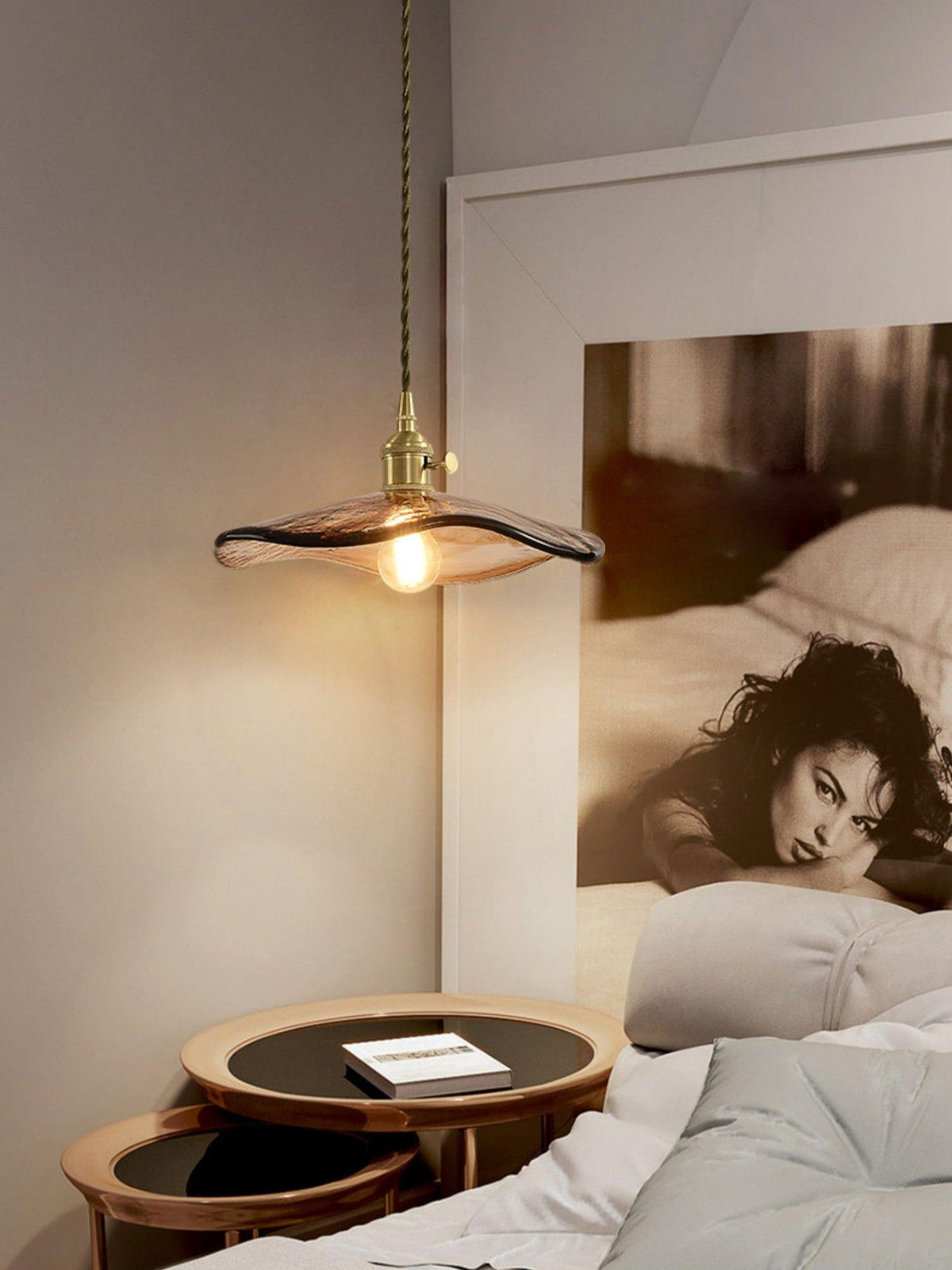 Lámpara colgante de cristal ámbar Ambreta – en un dormitorio