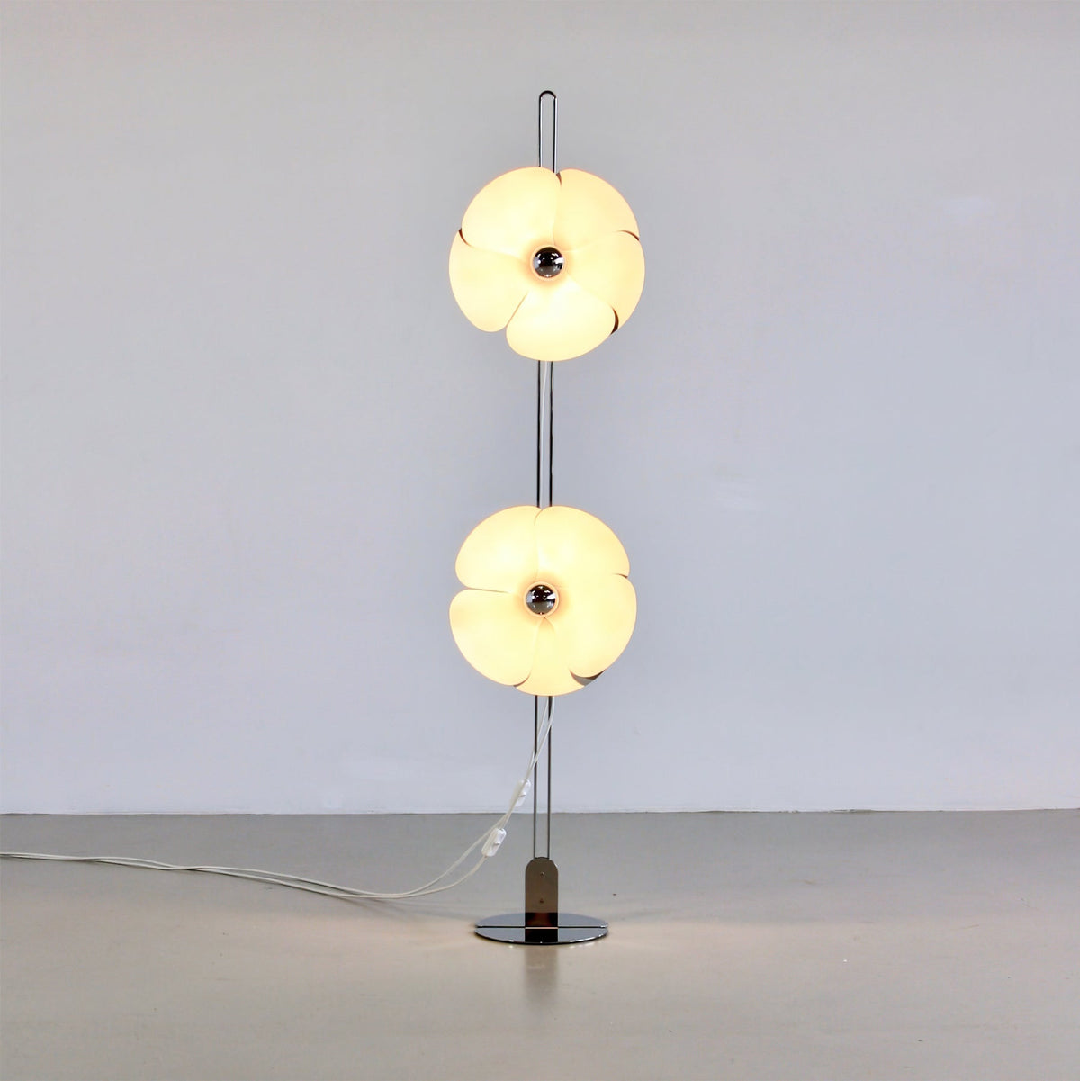 Lámpara de pie flor Velosa – encendida con luz cálida